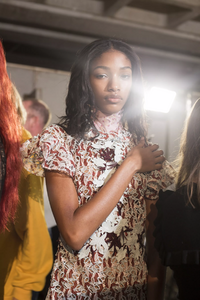 backstage-defile-giambattista-valli-printemps-ete-2018-paris-coulisses-71.thumb.jpg.6e676222a06b0f93dc1a8d5690484a34.jpg