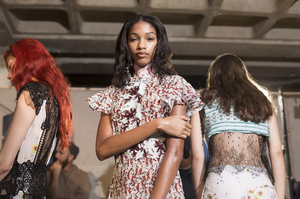 backstage-defile-giambattista-valli-printemps-ete-2018-paris-coulisses-72.thumb.jpg.34b5539d717d5b2d727edef2bc5e5d1b.jpg