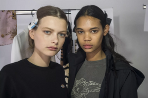 backstage-defile-giambattista-valli-printemps-ete-2019-paris-coulisses-22.thumb.jpg.30b5e23f00582f455f3855f18d11073c.jpg