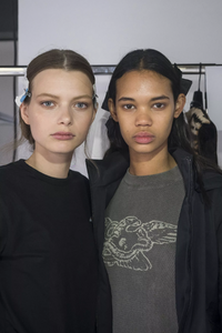 backstage-defile-giambattista-valli-printemps-ete-2019-paris-coulisses-24.thumb.jpg.1b28759e61043bed92f47a3eee0f1c0a.jpg