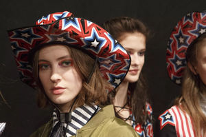 backstage-defile-house-of-holland-automne-hiver-2017-2018-londres-coulisses-100.thumb.jpg.41207e818a9a0fdc316b80866f5bd229.jpg
