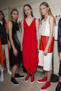 backstage-defile-jasper-conran-printemps-ete-2019-londres-coulisses-47.thumb.jpg.723891d40882cc556a5d910dca764392.jpg