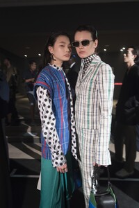 backstage-defile-kenzo-printemps-ete-2019-paris-coulisses-20.thumb.jpg.d3e283e9bde7ed57f9958000bddda6ed.jpg