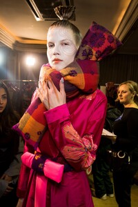 backstage-defile-manish-arora-automne-hiver-2018-2019-paris-coulisses-67.thumb.jpg.34ec5f8b17c5e74a54e6110a1f25234b.jpg