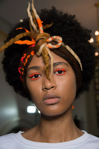 backstage-defile-manish-arora-automne-hiver-2019-2020-paris-coulisses-1.thumb.jpg.1bc01cc0e24ff4687eac3125ce46b410.jpg