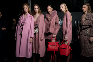 backstage-defile-maryling-automne-hiver-2019-2020-milan-coulisses-58.thumb.jpg.0c3062ebfbd26da9e5775f7a7f87e462.jpg