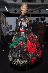 backstage-defile-matty-bovan-automne-hiver-2019-2020-londres-coulisses-15.thumb.jpg.0a03ee67bb9dadd8e9fe7fdbff438dd5.jpg
