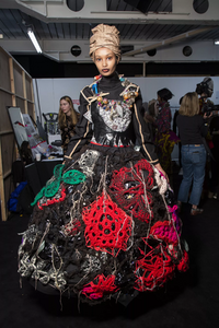 backstage-defile-matty-bovan-automne-hiver-2019-2020-londres-coulisses-16.thumb.jpg.8805a0e3b141a6e9b863aa2f41fd9b15.jpg