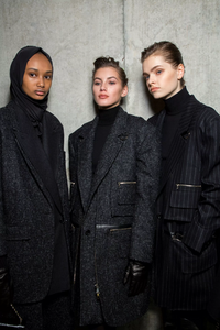 backstage-defile-max-mara-automne-hiver-2019-2020-milan-coulisses-92.thumb.jpg.05f09c2267db75b0b525c65e44dd6a7d.jpg