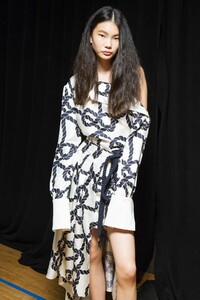 backstage-defile-monse-printemps-ete-2019-new-york-coulisses-14.thumb.jpg.b2c7a883f6ee4233e6ad6f358fd1c19c.jpg