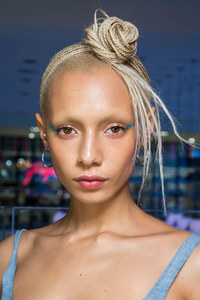 backstage-defile-natasha-zinko-automne-hiver-2019-2020-londres-coulisses-3.thumb.jpg.7bc4d24ce1813acbd0d35bab73b631f9.jpg