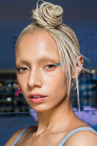 backstage-defile-natasha-zinko-automne-hiver-2019-2020-londres-coulisses-4.thumb.jpg.6374e4c7ee7a1d554baea50b975a2e52.jpg