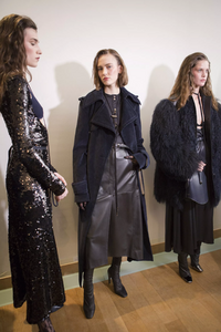 backstage-defile-nina-ricci-automne-hiver-2017-2018-paris-coulisses-122.thumb.jpg.5674272698f7f1665f6e5682bc7b7b1b.jpg