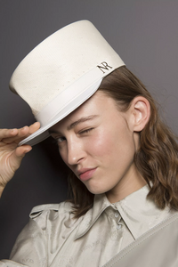 backstage-defile-nina-ricci-printemps-ete-2018-paris-coulisses-126.thumb.jpg.a220453a91640ef9cd2663a7a1bc02de.jpg