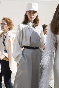 backstage-defile-nina-ricci-printemps-ete-2018-paris-coulisses-76.thumb.jpg.5dd4f8c2ef795e6fcd70160a4a5d0f78.jpg