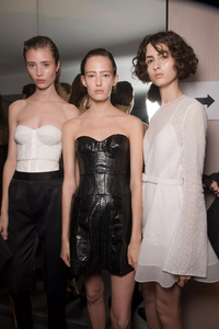 backstage-defile-olivier-theyskens-printemps-ete-2017-paris-coulisses-51.thumb.jpg.ba43032c379d8710f0aec6ca97e39e46.jpg