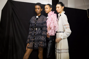 backstage-defile-philosophy-di-lorenzo-serafini-automne-hiver-2018-2019-milan-coulisses-107.thumb.jpg.f3867afacf6bf25f46452f0a83f13b85.jpg