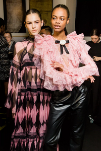 backstage-defile-philosophy-di-lorenzo-serafini-automne-hiver-2018-2019-milan-coulisses-6.thumb.jpg.33a5aa8e0cf80cf43f1521cae86920e0.jpg