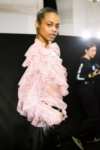 backstage-defile-philosophy-di-lorenzo-serafini-automne-hiver-2018-2019-milan-coulisses-97.thumb.jpg.9f72027e055ed3c6422e9ddf6d57a6da.jpg