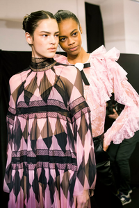 backstage-defile-philosophy-di-lorenzo-serafini-automne-hiver-2018-2019-milan-coulisses-99.thumb.jpg.af991a7d2be0e51e9a63a21f203bc83b.jpg
