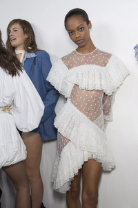 backstage-defile-philosophy-di-lorenzo-serafini-printemps-ete-2019-milan-coulisses-232.thumb.jpg.9d7785157fd74f7c57d3854d16c6315e.jpg