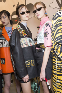 backstage-defile-prada-printemps-ete-2018-milan-coulisses-29.thumb.jpg.6575c0651ac5b8ceed370165f130319d.jpg