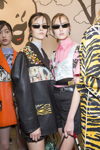 backstage-defile-prada-printemps-ete-2018-milan-coulisses-30.thumb.jpg.7cbecbe75851f5e7f9ebd687885d643d.jpg