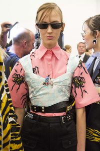 backstage-defile-prada-printemps-ete-2018-milan-coulisses-40.thumb.jpg.20a0f8c84c94bfe6088458f8f358ccc6.jpg