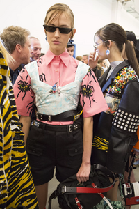 backstage-defile-prada-printemps-ete-2018-milan-coulisses-41.thumb.jpg.bce80a3a03078e3a67a68c80754f480e.jpg