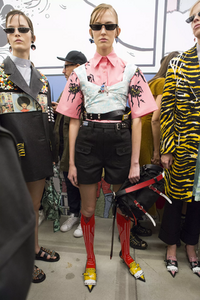 backstage-defile-prada-printemps-ete-2018-milan-coulisses-55.thumb.jpg.9951ddc9ddd65d193479e69e32ae3f0c.jpg