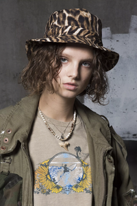 backstage-defile-r13-printemps-ete-2019-new-york-coulisses-39.thumb.jpg.36fcacf335e909e6c3e5a27a69064e0f.jpg