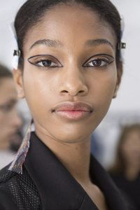 backstage-defile-rochas-printemps-ete-2018-paris-coulisses-10.thumb.jpg.a2cc01e47af68dad62d2e96d19924f0a.jpg