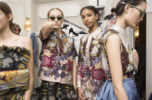 backstage-defile-rochas-printemps-ete-2018-paris-coulisses-105.thumb.jpg.f34c81191084741d18aa73fc94415b00.jpg