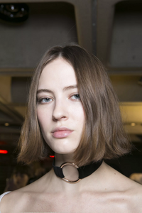 backstage-defile-roland-mouret-automne-hiver-2017-2018-londres-coulisses-37.thumb.jpg.227a47fecd7a7aa461cdf9e24788c2b5.jpg