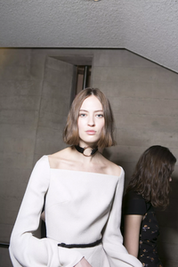 backstage-defile-roland-mouret-automne-hiver-2017-2018-londres-coulisses-49.thumb.jpg.00ac93df53e2b28d8431573f8803525f.jpg