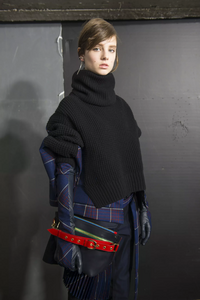 backstage-defile-sacai-automne-hiver-2018-2019-paris-coulisses-12.thumb.jpg.331023a55b0141ac36a3568332a35fc3.jpg