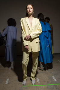 backstage-defile-tibi-printemps-ete-2019-new-york-coulisses-82.thumb.jpg.4a4907f15217544f6e418d4e27e0b042.jpg