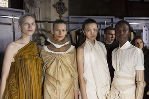 backstage-defile-uma-wang-printemps-ete-2019-paris-coulisses-46.thumb.jpg.90d1ad3fc230a526ed0cba2e7ee0ee0a.jpg