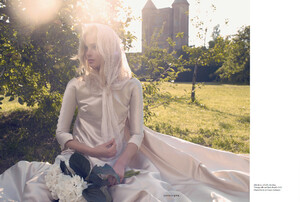 bazaar-uk-12-2013_juju_(4).thumb.jpg.b32ebaf5f13d2afa85bf6faffb03b58e.jpg