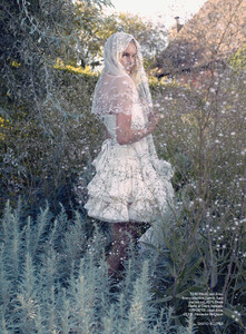 bazaar-uk-12-2013_juju_(7).thumb.jpg.c6c0cc00530d66756adae7d32c586925.jpg
