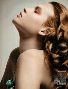 behati-prinsloo-vogdec2005-2.jpg