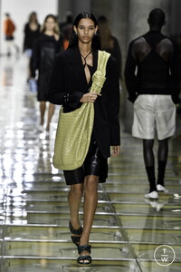 bottega-veneta-ss20-0033-33be4e.thumb.jpg.e63859c13ae320fd4f507cea34b66d48.jpg