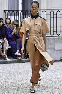 cedric-charlier-ss19-0009-17bb56.thumb.jpg.3be38c42640f29e79ce22b17588e06ac.jpg