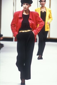 chanel-fall-1984-3.thumb.jpg.1d4beb9eaffa9e2a29b3e0740239fa3d.jpg