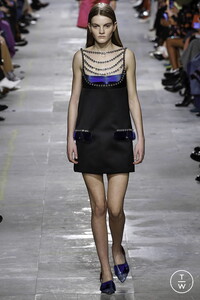 christopher-kane-aw19-0005-7ec227.thumb.jpg.0bc62a635297ceb68e677c2b1f2696bf.jpg