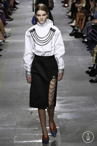 christopher-kane-aw19-0045-8c59fc.thumb.jpg.317982992ef71c871d61ee7f7e92b5dc.jpg