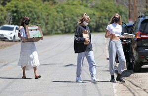 dakota-johnson-ride-with-chris-martin-s-daughter-apple-in-malibu-05-02-2020-1.jpg