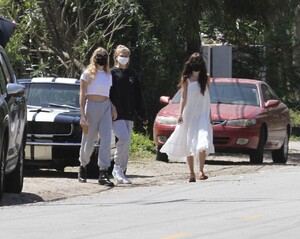 dakota-johnson-ride-with-chris-martin-s-daughter-apple-in-malibu-05-02-2020-13.jpg