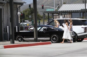 dakota-johnson-ride-with-chris-martin-s-daughter-apple-in-malibu-05-02-2020-15.jpg