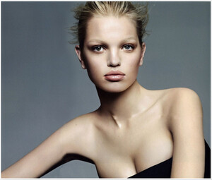 daphne-groeneveld-by-karim-sadli-for-dior-magazine-2-springsummer-2013-1.thumb.jpg.b25e0efc1a2b9d46e3a9347b37357e3c.jpg